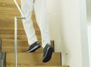 Nainen osteoporisis portaissa